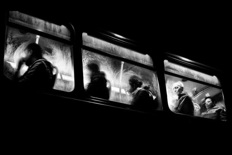 “Chỉ là một vầng trăng&nbsp;giấy”